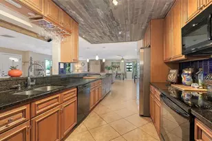 836 Magellan Dr, Sarasota, FL 34243 - Photo 9