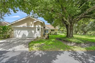 4239 Carriage Dr, Sarasota, FL 34241 - Photo 1