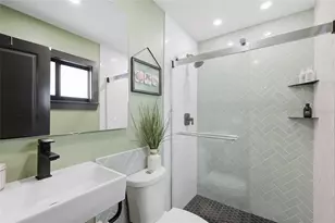 5055 Lahaina Dr, Sarasota, FL 34232 - Photo 17