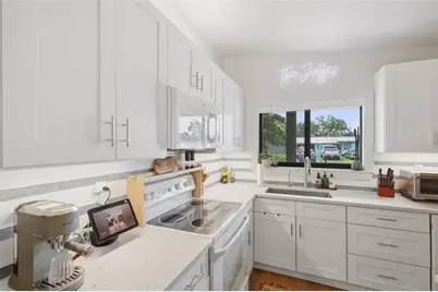 5055 Lahaina Drive, Sarasota, FL 34232 - Photo 7