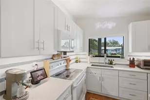 5055 Lahaina Dr, Sarasota, FL 34232 - Photo 7