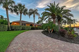 7137 Westmoreland Dr, Sarasota, FL 34243 - Photo 3
