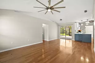 7129 Queen Palm Cir, Sarasota, FL 34243 - Photo 23