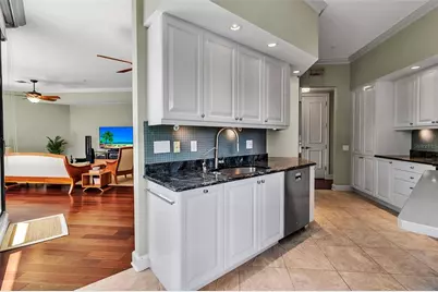 1241 Gulf Of Mexico Drive #109, Longboat Key, FL 34228 - Photo 11