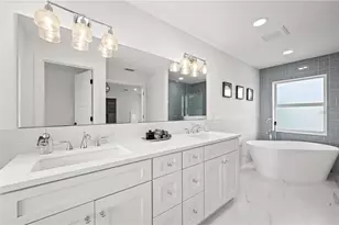 1647 Siesta Dr, Sarasota, FL 34239 - Photo 29