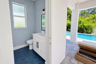 1647 Siesta Dr, Sarasota, FL 34239 - Photo 15