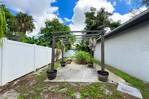 2751 72nd Ave Dr E, Sarasota, FL 34243 - Photo 35
