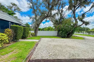 2751 72nd Ave Dr E, Sarasota, FL 34243 - Photo 5