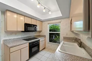 4329 Brittany Ln, Sarasota, FL 34233 - Photo 9