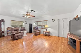 907 42nd St W, Bradenton, FL 34205 - Photo 3