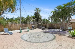8479 Pinewood Rd, Sarasota, FL 34243 - Photo 13