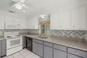3185 Regatta Cir, Sarasota, FL 34231 - Photo 7