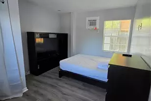 1014 Mecca Dr, Sarasota, FL 34234 - Photo 9