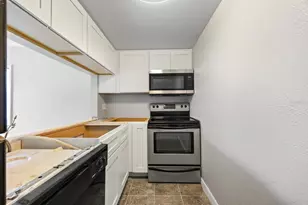 7169 E Bank Dr, Tampa, FL 33617 - Photo 9