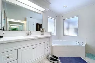 8402 Southwood Pines St, Lithia, FL 33547 - Photo 11