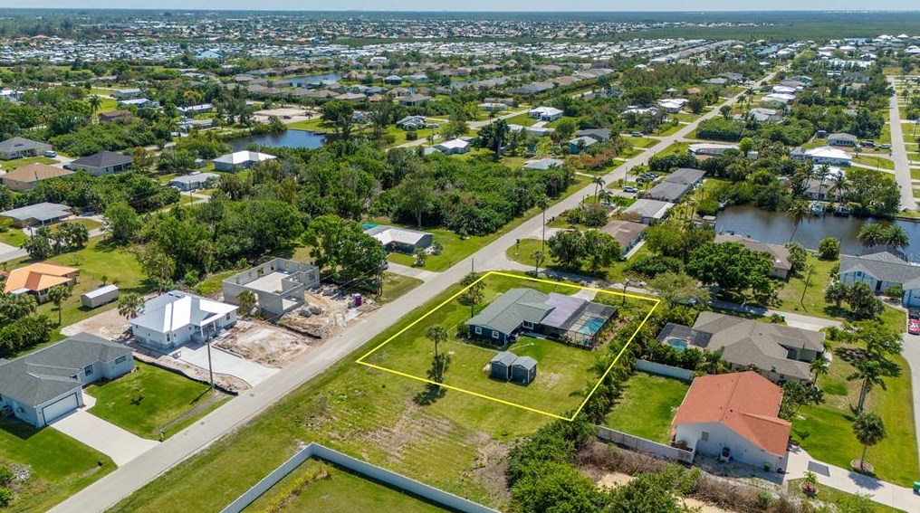 3319 Palm Dr, Punta Gorda FL  33950-3117 exterior