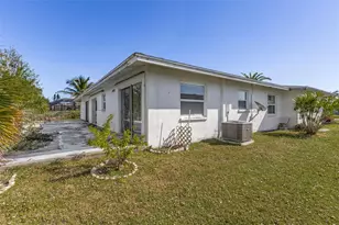 10 Golfview Rd, Rotonda West, FL 33947 - Photo 11