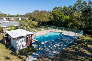 3242 Ramblewood Dr N, Sarasota, FL 34237 - Photo 29