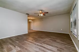 8419 Brandeis Cir E, Sarasota, FL 34243 - Photo 5