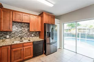 1011 Lake Shore Ranch Dr, Seffner, FL 33584 - Photo 7