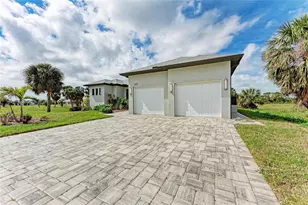 237 W Pine Valley Ln, Rotonda West, FL 33947 - Photo 9