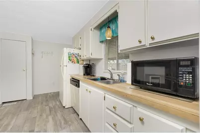 532 Walnut Circle, Venice, FL 34285 - Photo 9