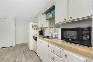 532 Walnut Cir, Venice, FL 34285 - Photo 9