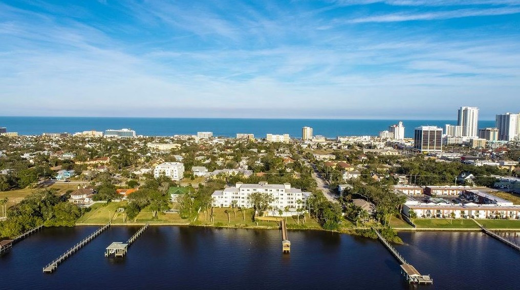 711 Halifax Ave, Daytona Beach FL  32118-7812 exterior