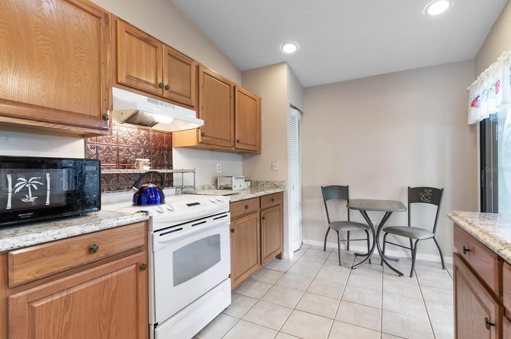 18 Lago Vista Pl, Palm Coast FL  32164-7721 exterior
