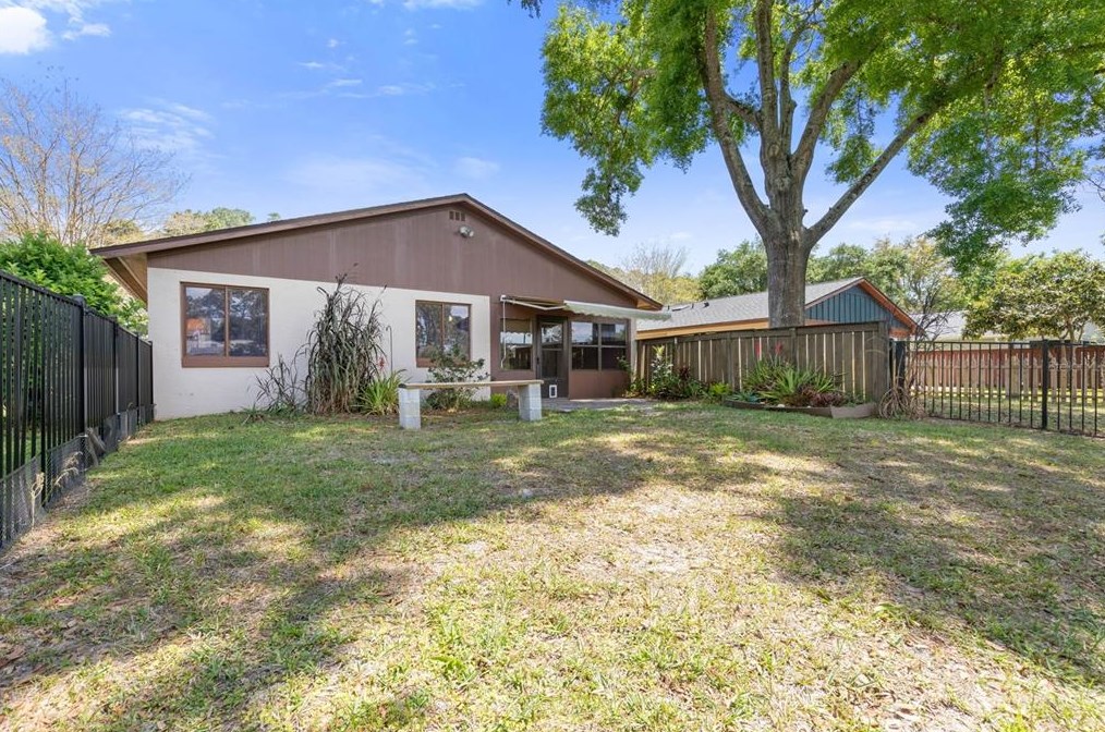 18 Lago Vista Pl, Palm Coast FL  32164-7721 exterior