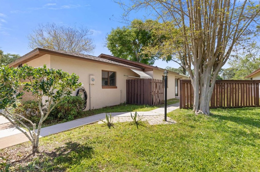 18 Lago Vista Pl, Palm Coast FL  32164-7721 exterior