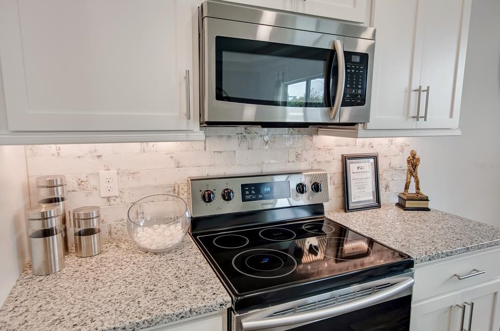 6 Ln Mancha Dr, Palm Coast FL  32137-9610 exterior