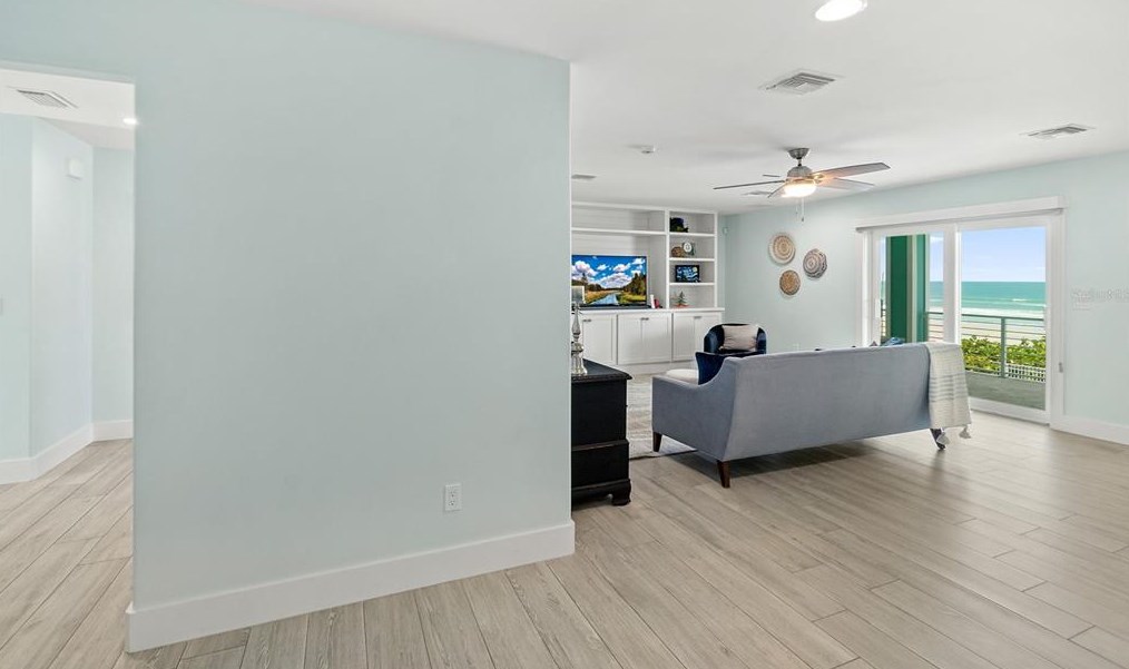 4711 Atlantic Ave, Daytona Beach FL 32127-7103 exterior