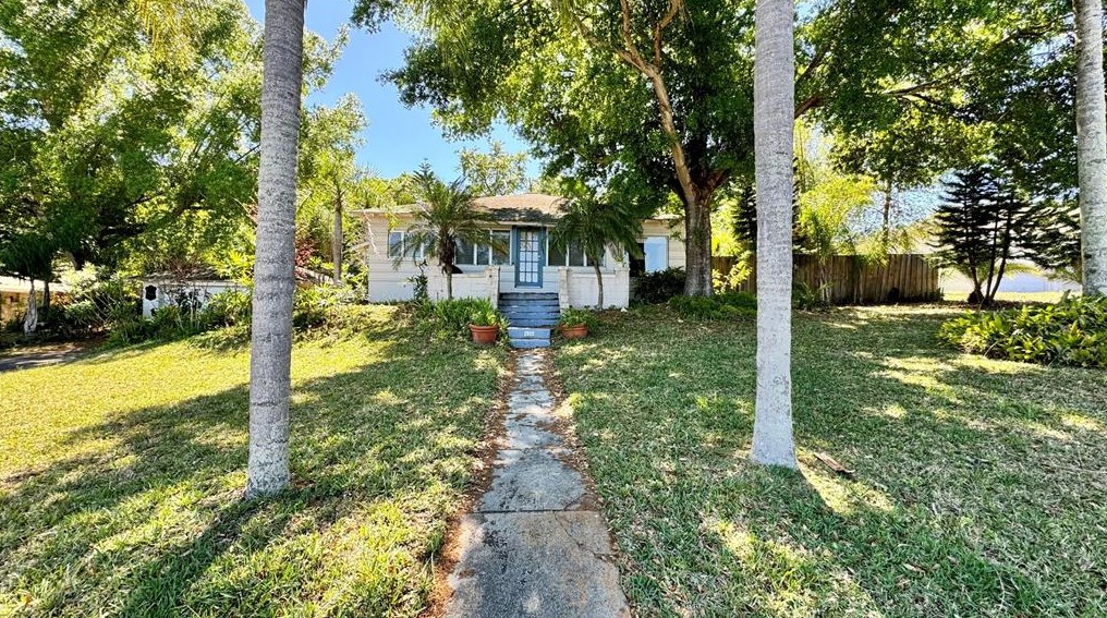 624 Ambassador Ave, Eustis FL  32726-4910 exterior