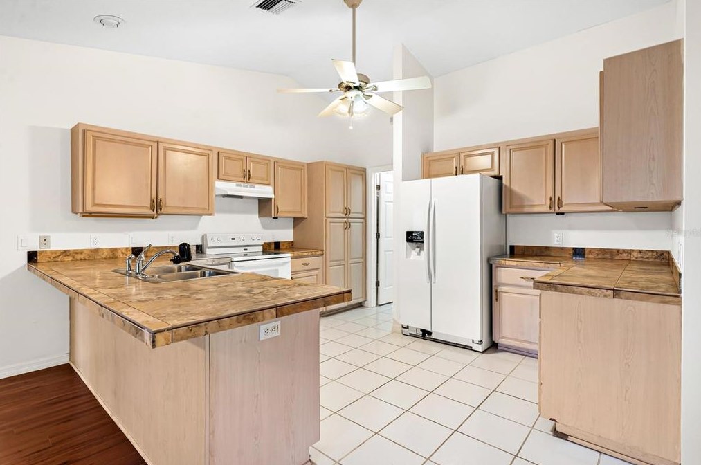 822 Berryhill Cir, Fruitland Park FL  34731-5284 exterior