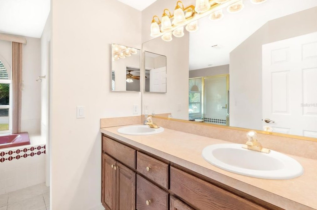 822 Berryhill Cir, Fruitland Park FL  34731-5284 exterior