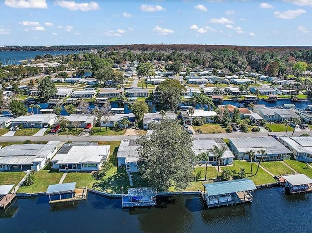 918 Southland Dr, Tavares FL  32778-4549 exterior