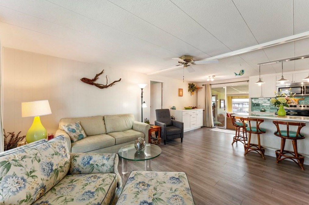 918 Southland Dr, Tavares FL  32778-4549 exterior