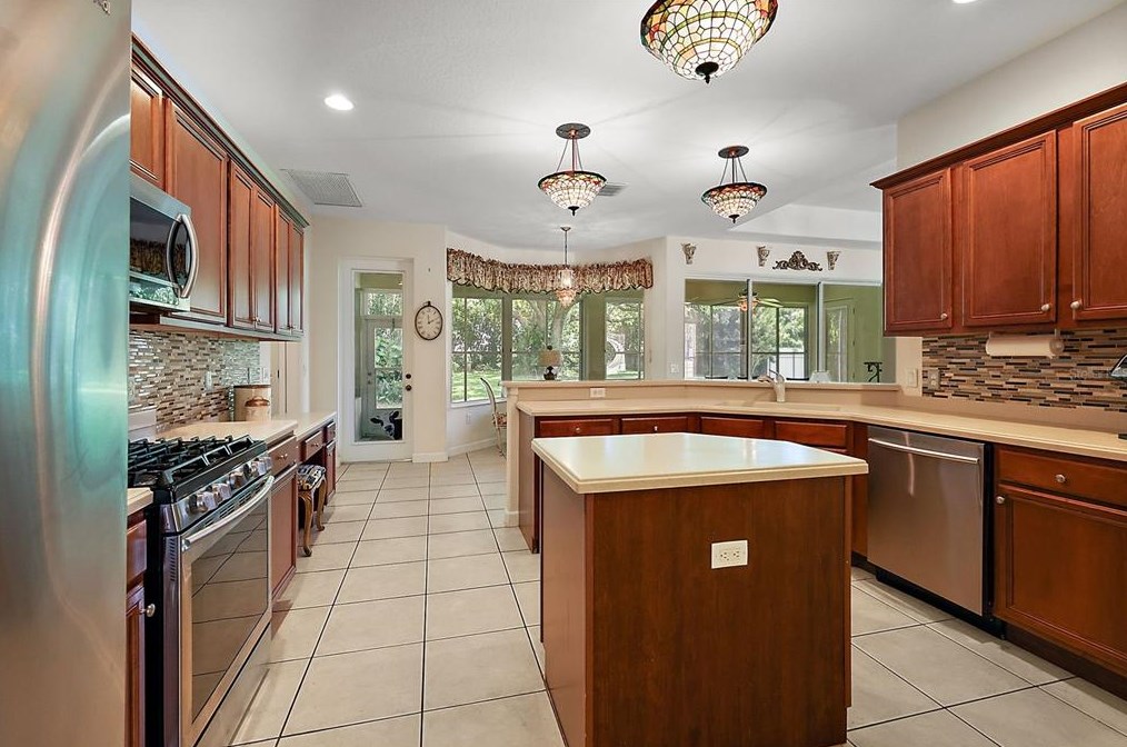 13806 Wellington Ln, Grand Island FL  32735-9114 exterior