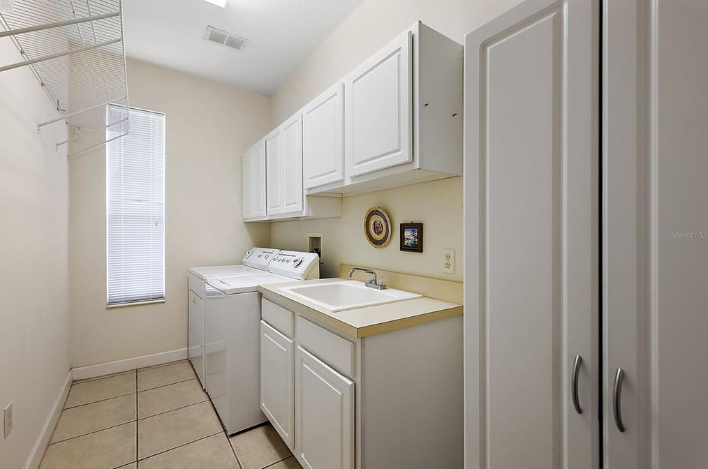13806 Wellington Ln, Grand Island FL  32735-9114 exterior