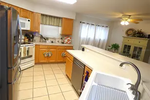 751 Old Oaks Ln, Leesburg, FL 34748 - Photo 13