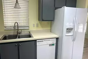 1617 Hilton Head Blvd, Lady Lake, FL 32159 - Photo 9