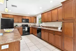 229 W McClendon St, Lady Lake, FL 32159 - Photo 9