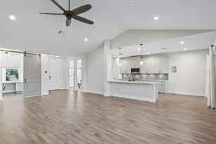 562 Dowling Cir, Lady Lake, FL 32159 - Photo 11