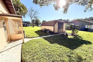 33312 Coventry Dr, Leesburg, FL 34788 - Photo 9