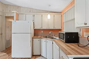 1102 Dustin Dr, Lady Lake, FL 32159 - Photo 9