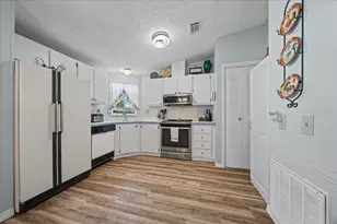 1616 Myrtle Beach Dr, The Villages, FL 32159 - Photo 5