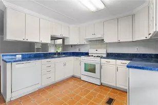 302 Ivanhoe Cir, Lady Lake, FL 32159 - Photo 11