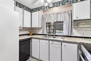 304 Ivanhoe Cir, Lady Lake, FL 32159 - Photo 17