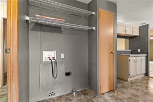 1371 NW 12th Ln, Lake Panasoffkee, FL 33538 - Photo 9